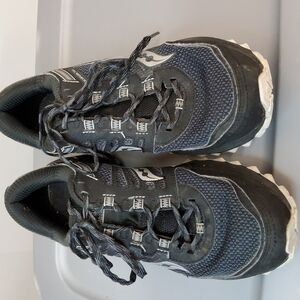 Saucony run anywhere women's 9.5 black EUC